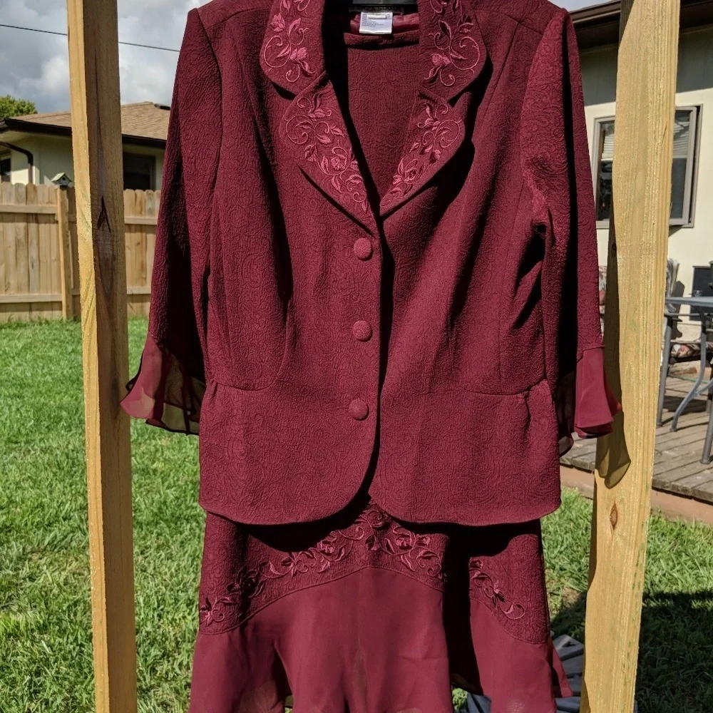 EUC Elegant burgundy woman's suit Women’s size 10